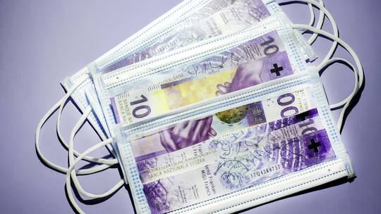 Masken mit Geldscheinen: So haben die Corona-Trickser gepokert