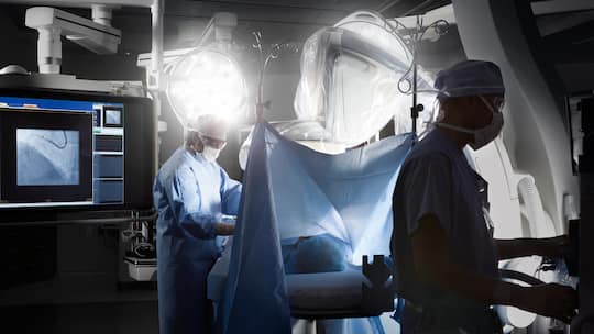 Ein Arzt steht in einem Operationssaal