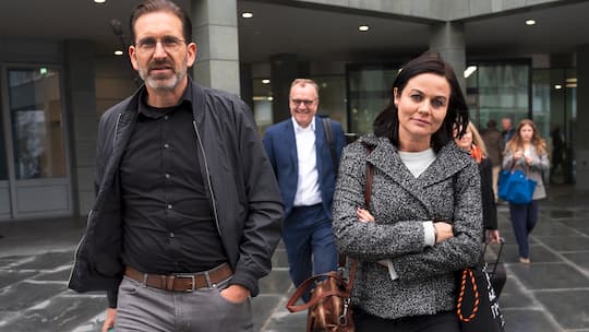 Jolanda Spiess-Hegglin, rechts, erscheint mit ihrem Mann Reto Spiess, links, beim Kantonsgericht Zug vor der Verhandlung gegen Ringier, am Mittwoch, 30. Oktober 2024 vor dem Kantonsgericht in Zug. (KEYSTONE/Til Buergy)