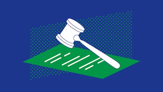 Ein Richterhammer vor einem blauem Hintergrund. In der Rubrik «Das Urteil» stellt der Beobachter regelmässig die neuesten Bundesgerichtsentscheide vor und zeigt, wie bei Fragen zu Alimente, Erbschaft sowie weiteren rechtlichen Fragen das höchste Schweizer Gericht geurteilt hat