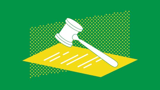 Ein Richterhammer vor einem grünem Hintergrund - In der Rubrik «Das Urteil» stellt der Beobachter regelmässig die neuesten Bundesgerichtsentscheide vor und zeigt, wie bei Fragen zu Alimente, Erbschaft sowie weiteren rechtlichen Fragen das höchste Schweizer Gericht geurteilt hat.