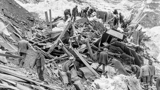 Bergungsarbeiten auf dem zerstoerten Barackenlager der Baustelle des Mattmarkstausees im Kanton Wallis, aufgenommen am 31. August 1965
