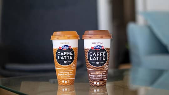 Die Caffè Latte Macchiatto und Caffè Latte Cappuccino von Emmi