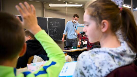 Kinder einer Lausanner Schulklasse im Unterricht während der Corona-Pandemie