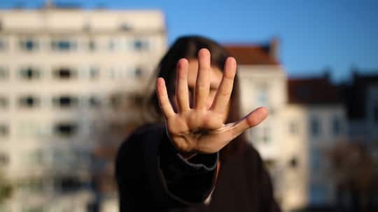 Eine Frau streckt ihre Hand in einer Art Abwehrhaltung aus. Sexuelle Belästigung an Festivals ist keine Seltenheit.