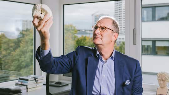 Hirnforscher und Professor für Neuropsychologie Prof. Dr. Lutz Jäncke hält das Modell eines Gehirns hoch.