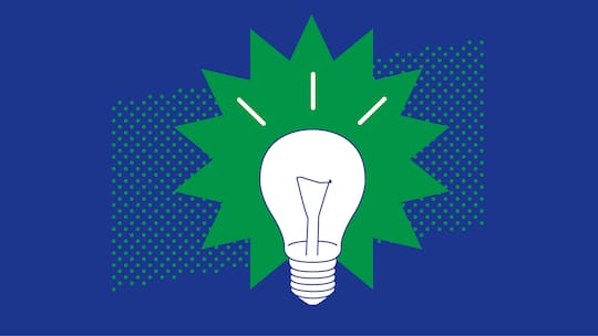 Eine Glühbirne leuchtet in grüner Farbe vor einem blauen Hintergrund - Im Beobachter-Format «Hesch gwüsst» lernen Sie auf überraschende Weise, wie Sie Geld, Zeit und Nerven sparen, um administrative Angelegenheiten schnell und einfach zu erledigen.