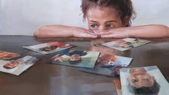 Illustration Kind schaut über Tischrand auf Fotografien. Ein Jugendlicher vergeht sich an einer Kindergartenschülerin. Der Täter wurde bis heute nicht gefunden. Kritische Fragen zu allfälligen Fehlern bei den Ermittlungen bleiben unbeantwortet.