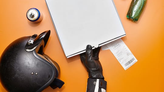 Pizzaschachtel, Helm, Beleg: Der Alltag eines Food-Kuriers