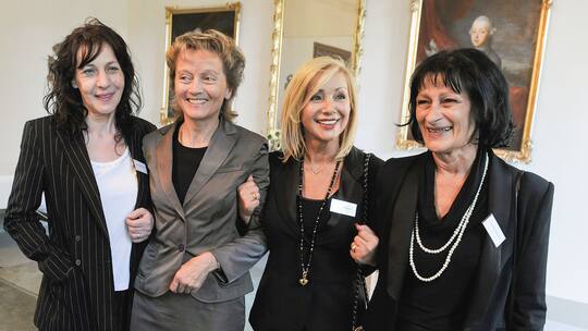Ehemals betroffene Frauen Madeleine Ischer, Gina Rubeli und Ursula Biondi posieren für ein Foto mit der damaligen Justizministerin Eveline Widmer-Schlumpf bei der offiziellen Entschuldigung des Bundes 2010.