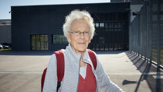 Anni Lanz vor dem Gefängniss Bässlergut in Basel. Sie erhält 2022 den Prix Courage Lifetime Award.
