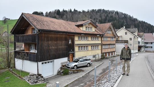 Gerhard Friedrich vor seinem Haus. Gerhard Friedrich will eine Solaranlage auf sein Dach bauen. Doch der Denkmalschutz stellt sich quer. St. Gallen steckt im Energie-Dilemma.
