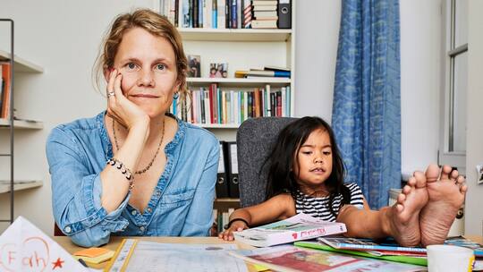 Yvonne Staat hat sich angewöhnt, in Sachen Hausaufgaben gelassener zu sein, statt ihre Tochter mit ihren eigenen Ängsten nervös zu machen.