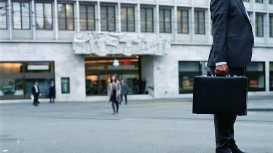 A business man stands in front of the UBS bank on Paradeplatz place in Zurich, Switzerland, pictured on October 13, 2008. (KEYSTONE/Gaetan Bally) Ein Geschaeftsmann steht am 13. Oktober 2008 vor der UBS auf dem Paradeplatz in Zuerich. (KEYSTONE/Gaetan Bally)