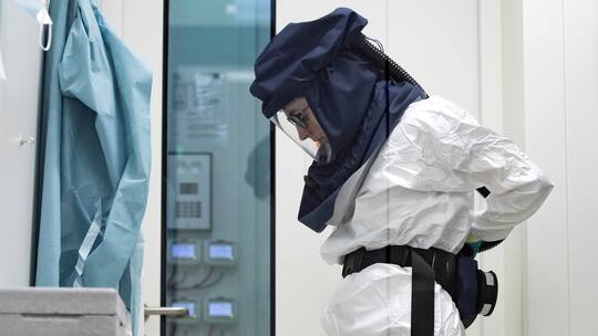 Eine Mitarbeiterin eines Hochsicherheitslabors