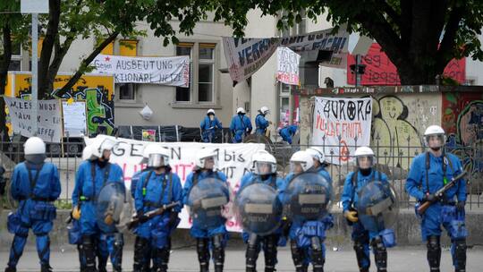Polizeieinsatz am 1. Mai 2011 auf dem Kanzleiareal in Zürich: Die Polizisten sind mit Gummischrotgewehren und Schildern ausgestattet