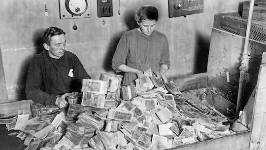 Inflation in Deutschland um 1923: Die Vernichtungsmaschine, rechts der Spalt, wo durch Wasserdampf und mit dem Messer das Papiergeld vollstaendig zermalen wird. (KEYSTONE/IBA-Archiv/Str) === , ===