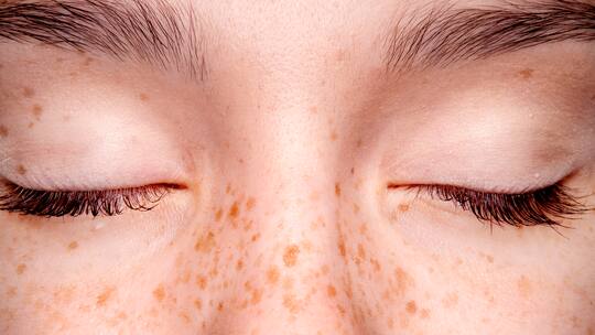 Mädchengesicht mit geschlossenen Augen