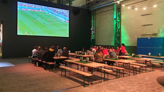 Public Viewing in der Halle 550 in Oerlikon