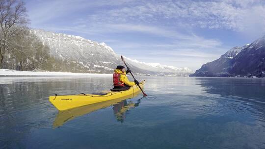 Frau im Kajak: Outdoor-Aktivitäten für den Winter