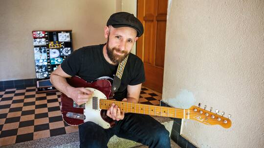 Sascha Greuter mit seiner E-Gitarre