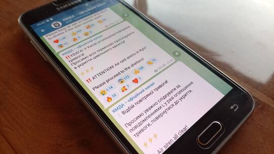 Blick auf eine Telegram-Gruppe mit Bombenwarnungen aus Kiew
