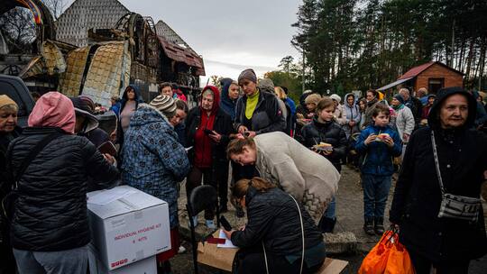 Menschen stehen für Lebensmittel, Kleidung und andere Güter an.