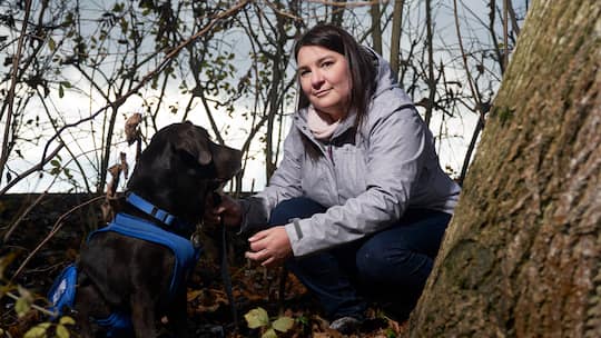 Autistin Joëlle Dreifuss mit ihrem Vertrauenshund «Rocky»