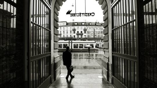 Aussicht von der Credit Suisse auf den Zürcher Paradeplatz. Seit zehn Jahren sucht die Bank ihre neue Strategie. Die vielen Chefwechsel und Fehleinschätzungen haben sie in die Sackgasse geführt.