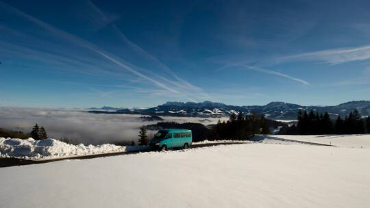 Schulbus fährt durch Winterlandschaft. In Buttisholz im Kanton Luzern soll der Schulbus abgeschafft werden.