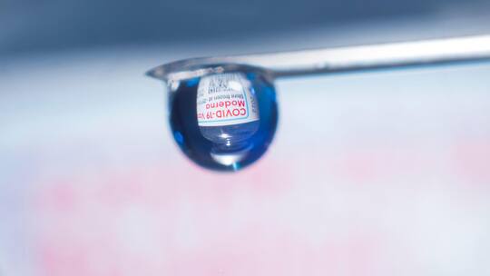 Ein Tropfen Moderna Impfstoff