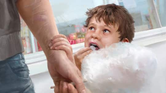 Kind hält sich am vernarbten Arm einer erwachsenen Person, die Zuckerwatte hält. Ein Mädchen wird von den Eltern misshandelt und stürzt ab. Heute ist die 17-Jährige clean und hat eine Lehrstelle auf sicher. Ein kleines Wunder – wie es dazu kam.