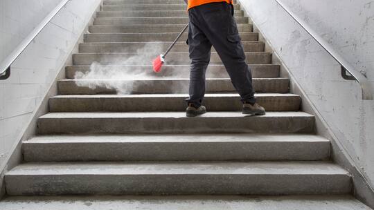A street cleaner sweeps a stairs, pictured in Switzerland on May 8, 2014. (KEYSTONE/Gaetan Bally)Ein Strassenkehrer fegt eine Treppe, aufgenommen in der Schweiz am 8. Mai 2014. (KEYSTONE/Gaetan Bally)