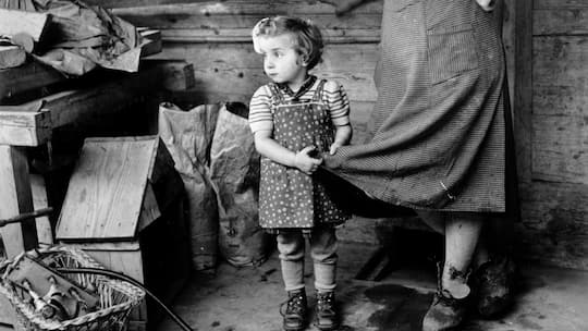 erdingkind auf einem Schweizer Bauernhof, 9. Juli 1954. In der Schweiz wurden jahrzehntelang viele Waisen, Scheidungskinder, uneheliche Kinder, Kinder von Fahrenden oder aus Armut verwahrloste Kinder in Heimen und als Verdingkinder fürsorgerisch fremdplatziert. Zürich stellt sich als erste Stadt der Schweiz ihrer Verantwortung. Sie zahlt den Opfern fürsorgerischer Zwangsmassnahmen einen eigenen Solidaritätsbeitrag. Auslöser dafür waren Beobachter-Recherchen.