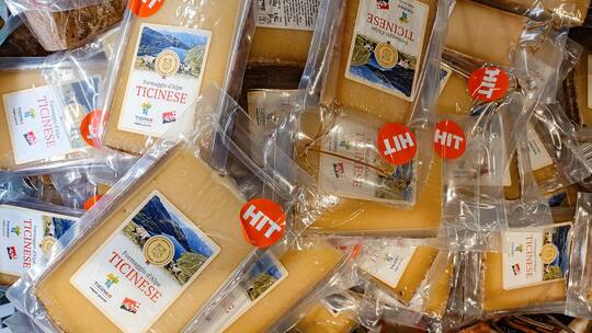 Käse mit Hit-Aufkleber