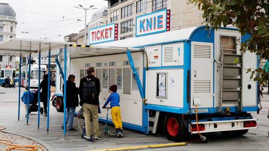 Ticketstand des Circus Knie im Oktober 2020 auf dem Sechseläutenplatz in Zürich