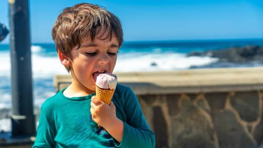 Kind schleckt Glace - Kinder lieben Süsses – doch wie kriegen Eltern den Zuckerkonsum der Kleinen in den Griff?