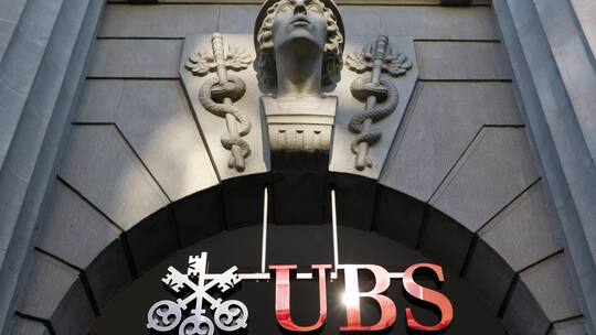 UBS Logo an der Filiale in der Bahnhofstrasse in Zürich. Die Gesellschaft für Geschichte gelangt an Bundesrätin Karin Keller-Sutter. Wegen Bankakten, die nicht mehr zugänglich sind.