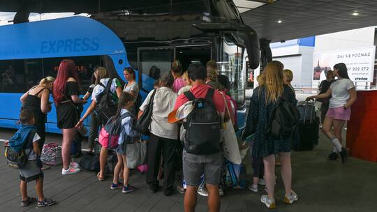 Passagiere besteigen im polnischen Krakau einen Bus nach Kiew