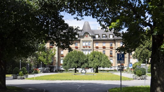 Sicht auf das Hauptgebäude des Psychiatriezentrum in Münsingen BE
