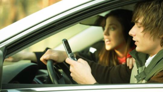 Gefährlich und teuer – SMS am Steuer