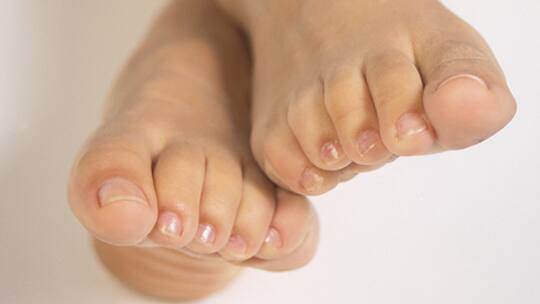 Warum wachsen Fingernägel schneller als Zehennägel?