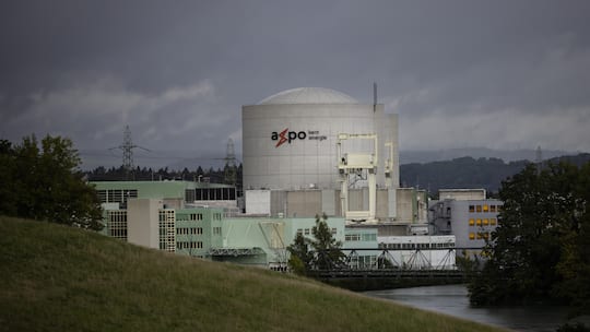 Das Kernkraftwerk Beznau mit dem Logo des Energiekonzerns Axpo, aufgenommen am Donnerstag, 15. September 2022 in Doettingen. (KEYSTONE/Michael Buholzer)