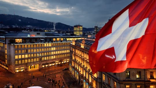 Sitzt hier die Volksseele? Blick vom Luxushotel Savoy Baur en Ville über den Zürcher Paradeplatz mit UBS und Credit Suisse