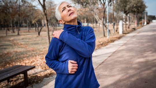 Frau mit Nackenschmerzen beim Sport