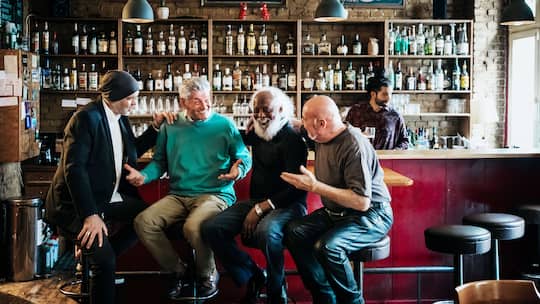 Dank SOS Beobachter Freunde treffen: Eine Männergruppe in einer Bar