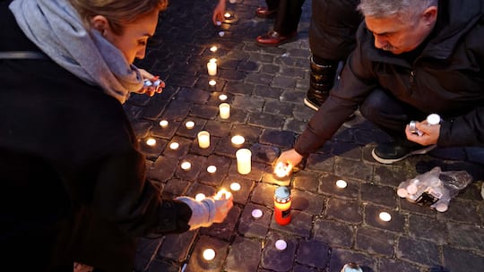 An der Gedenkveranstaltung in Basel:Wie in der Schweiz lebende Kurdinnen und Kurden mit Not und Trauer leben