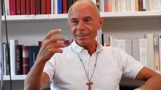 Pfarrer Nicolas Betticher im Interview. Die Struktur der katholischen Kirche und die Machtballung der Bischöfe seien letztlich verantwortlich für die Missbrauchsfälle. Das sagt der Westschweizer Priester Nicolas Betticher, der jahrelang im Zentrum der Macht stand.