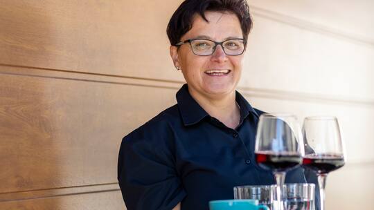 Yvonne Cavegn, Serviceangestellte in Sedrun GR