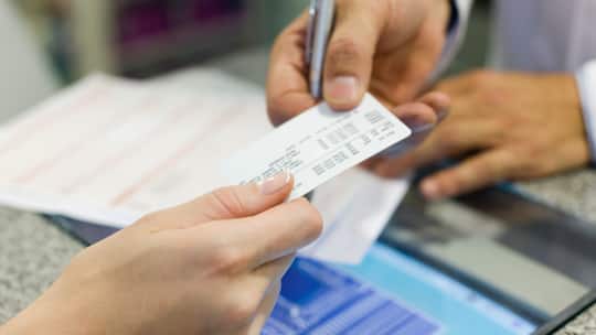 Person übergibt anderer Person Krankenkassenkarte